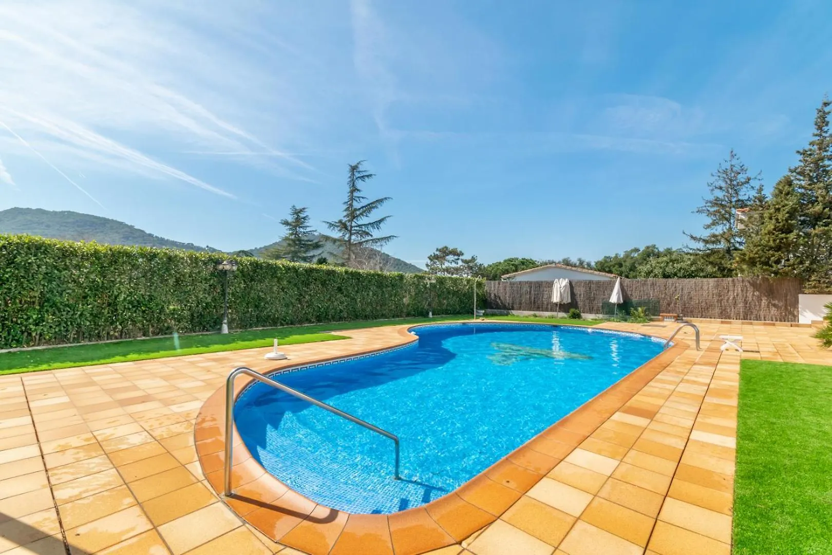 Large 5-Bed Villa, Mountain And Beach, At 30' From Barcelona Vallromanes
