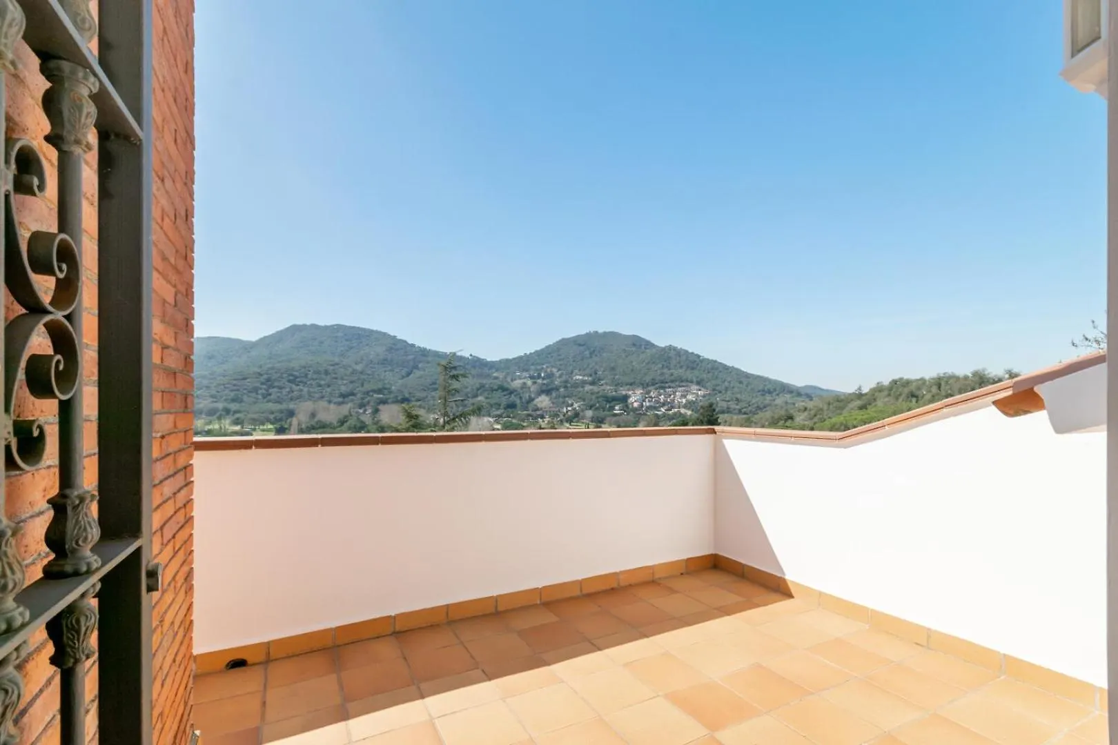Large 5-Bed Villa, Mountain And Beach, At 30' From Barcelona Vallromanes Villa