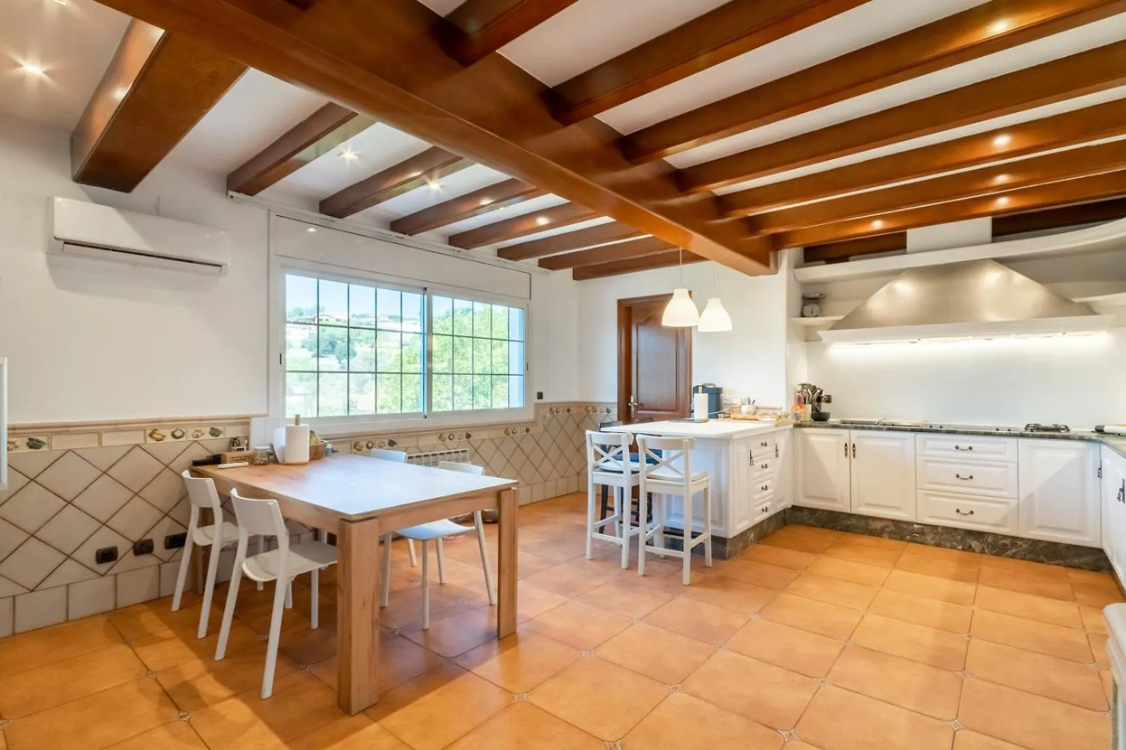 Large 5-Bed Villa, Mountain And Beach, At 30' From Barcelona Vallromanes Villa